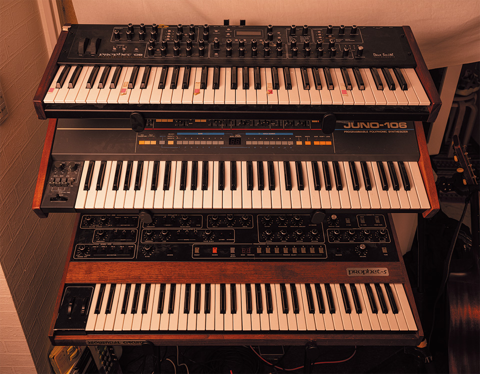 上から、SEQUENTIAL Prophet’08 PE、ROLAND Juno-106、SEQUENTIAL Prophet-5。特にProphet系のシンセはお気に入りだそうで、「音楽ではない抽象的なイメージから音を作るときに、波や花火、夏の日差しのような音、何にでもなるので万能です」と岩井