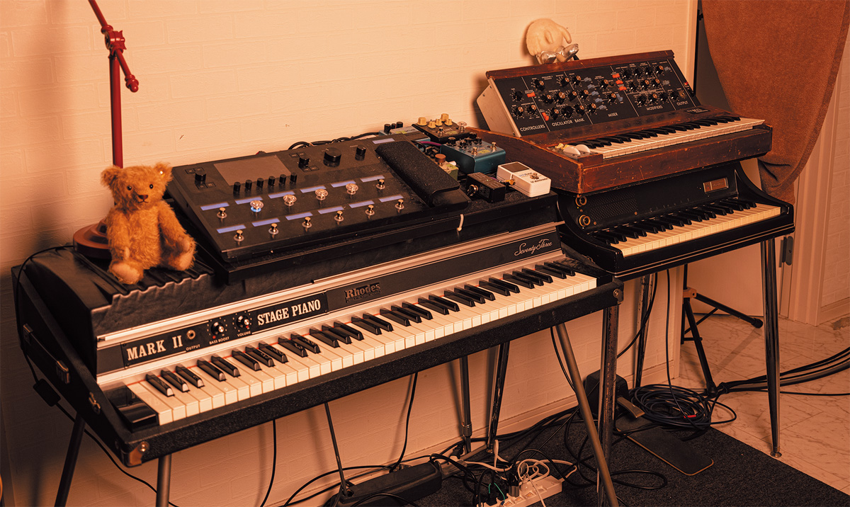 手前がRHODES Mark Ⅱ Stage Piano Seventy Threeで、奥が上からMOOG Minimoog、WURLITZER 106P。RHODESのピアノの上には、LINE 6 Helixや、STRYMON BlueSky、TC ELECTRONIC BonaFide Buffer、Poly Tuneなどのエフェクター類が見える。