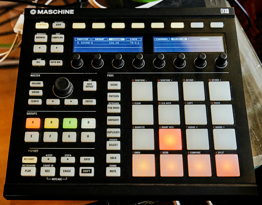 コントローラーのNATIVE INSTRUMENTS Maschine