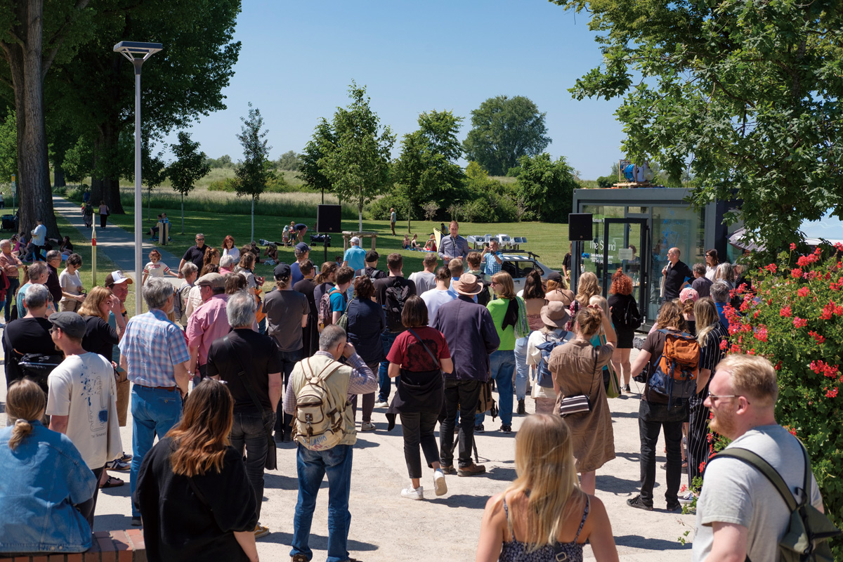 市内の公園に設置された“The Sound”案内所前で、開会の挨拶をするダニエル・ツィマーマン市長。（写真©️Nicolas Weber）