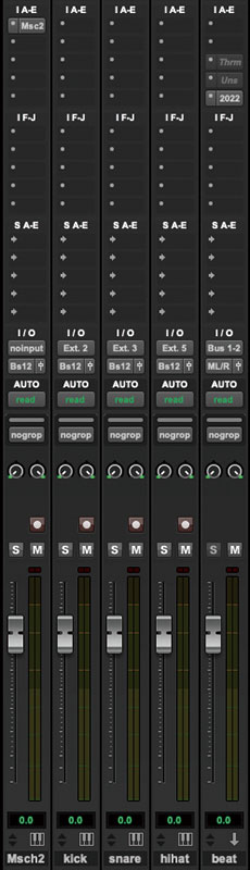 一番左がMaschineをインサートしたインストゥルメントトラック、その右の3つはMaschineのパラアウトを入力したインストゥルメントトラックで、キック／スネア／ハイハット用。右端はそれらをまとめたAUXトラック。OUTPUT Thermal、TONE PROJECTS Unisum、KIIVE AUDIO Tape Faceをインサートし、必要に応じてオン／オフされる