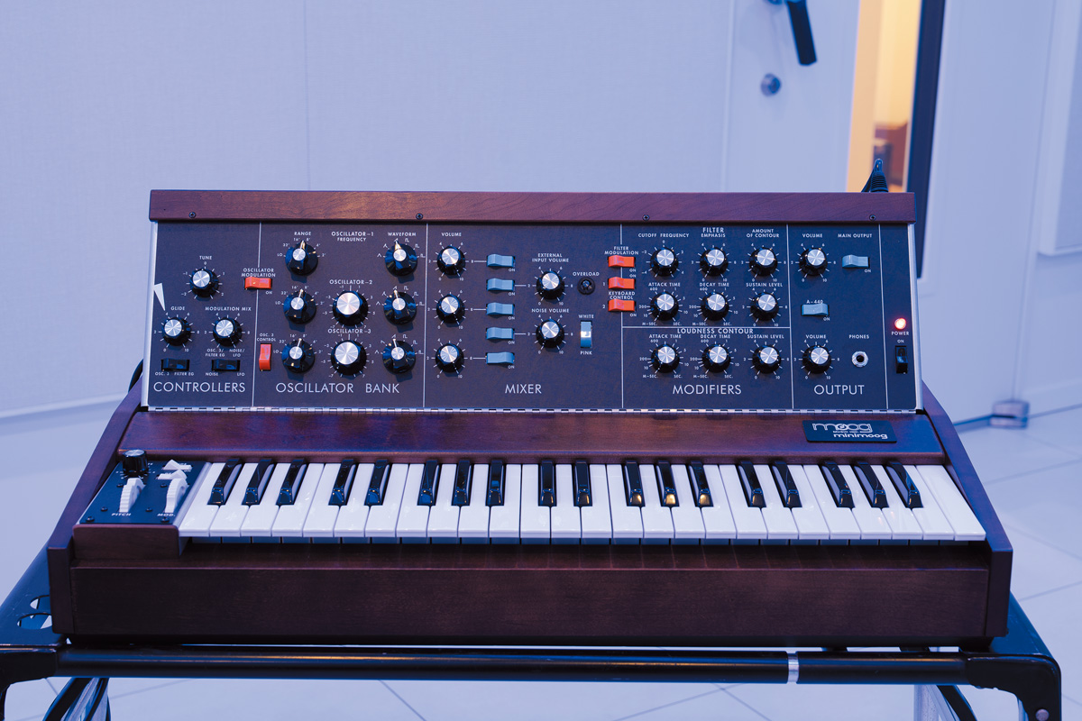 小室が最近重用しているアナログ・モノフォニック・シンセMOOG Minimoog Model D。近年復刻されたMIDI付きのモデル。インタビュー中にも言及があるように「TIMEMACHINE」では全編にわたって手弾きで演奏された。オーケストラと共演したソロ公演『小室哲哉 Premium Symphonic Concert 2023 -HISTORIA-』でも活躍