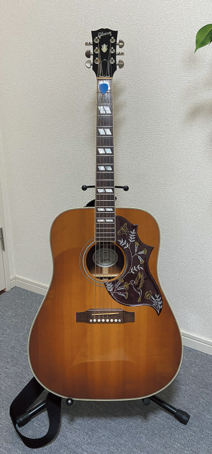 3～4年前に購入したという、アコースティック・ギターのGIBSON Hummingbird。AT2020をマイクにデモとして録音するが、そのまま本チャンに採用することもあるとのこと