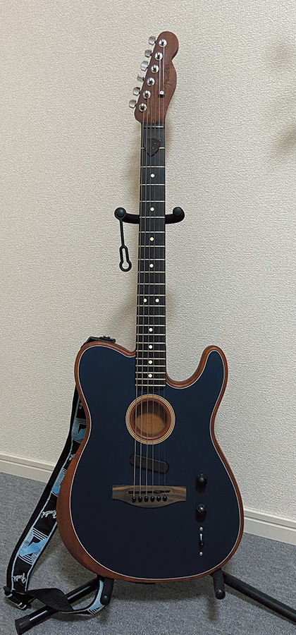 エレアコのFENDER Acoustasonic Telecasterは、昨年ライブを行うにあたって導入。軽くて弾きやすく、サウンドも気に入っているそう