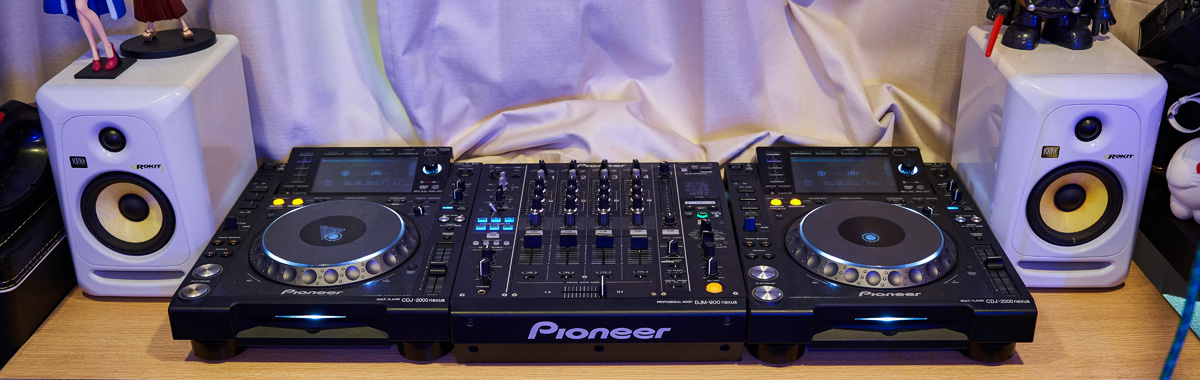 DJ用のデスク。CDJはPIONEER DJ CDJ-2000 Nexus×２台、ミキサーはPIONEER DJ DJM-900 Nexusを備える