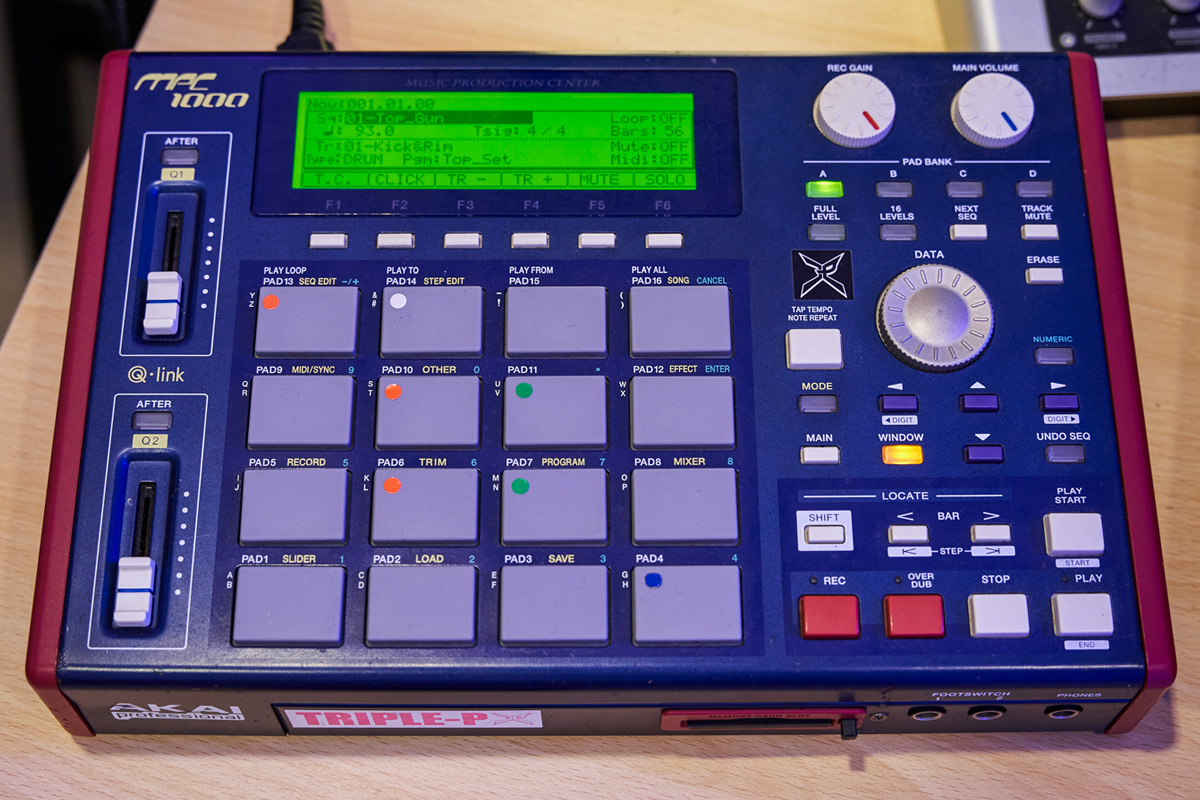 ドクター・ドレーに憧れて購入したというサンプラー、AKAI PROFESSIONAL MPC1000