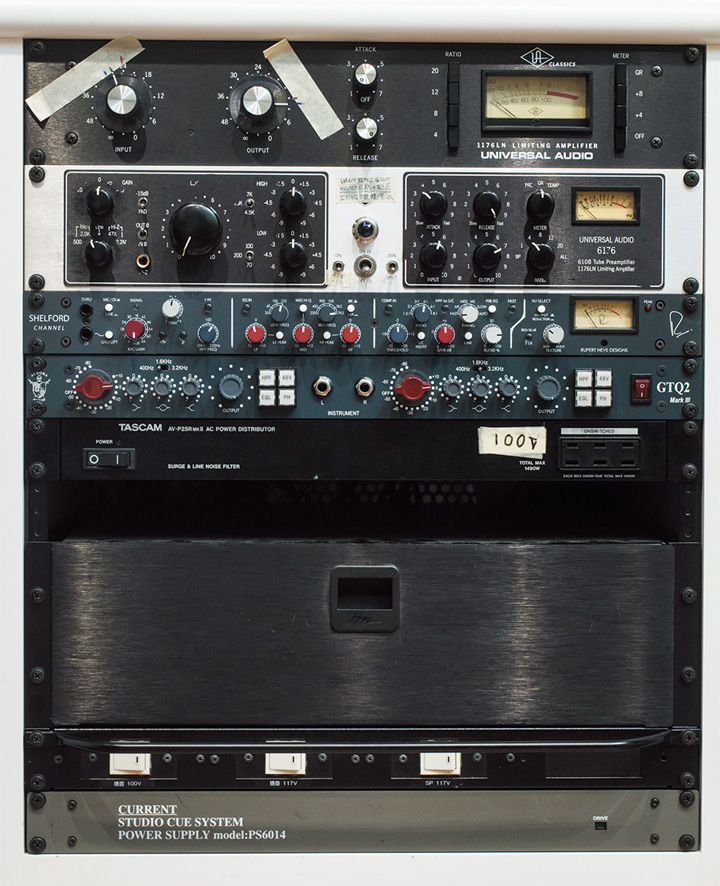 アウトボード・ラックには、上からUNIVERSAL AUDIO 1176LN（コンプ）、6176 Vintage Channel Strip、RUPERT NEVE DESIGNS Shelford Channel（以上チャンネル・ストリップ）、AURORA AUDIO GTQ2 Mark III（プリアンプ）、TASCAM AV-P25RMKII（電源ディストリビューター）、CURRENT PS6014（キュー・ボックス用電源）をマウント