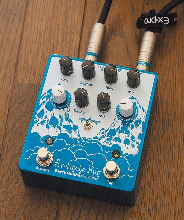 ディレイ／リバーブ・エフェクターのEARTHQUAKER DEVICES Avalanche Runは、バイオリニストの勝井祐二を通じて手に入れたエフェクターとのこと