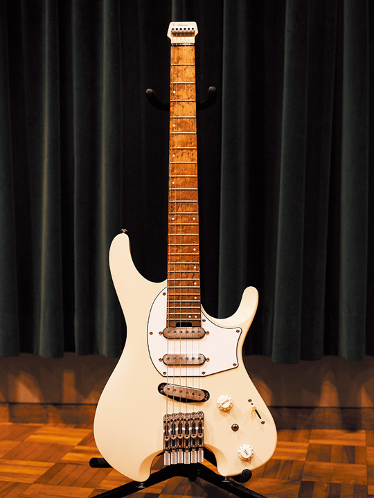 Ichikaが『&疾走』の制作で最も使用したという自身のシグネチャー・ギター、IBANEZ ICHI10Ichika Nito Signature Model Vintage White Matte。IBANEZが日本人ギタリストのシグネチャー・モデルをリリースしたのは今回が史上初とのこと。ヘッドレス・タイプの形状が印象的だ