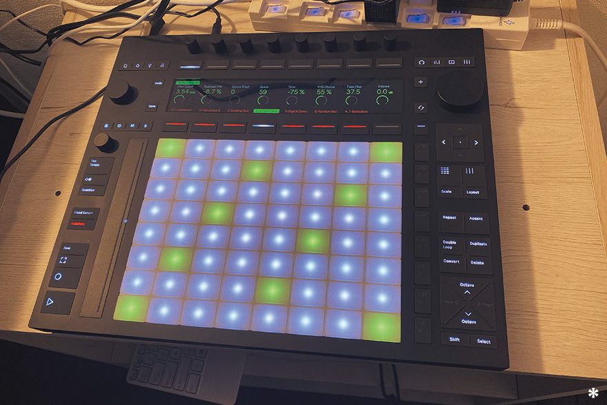 ササノマリイがお気に入りと話すのは、ABLETON Live専用コントローラーPushシリーズの最新バージョン、Push（プロセッサあり）。Liveの機能を搭載し、スタンドアローンでも動作する