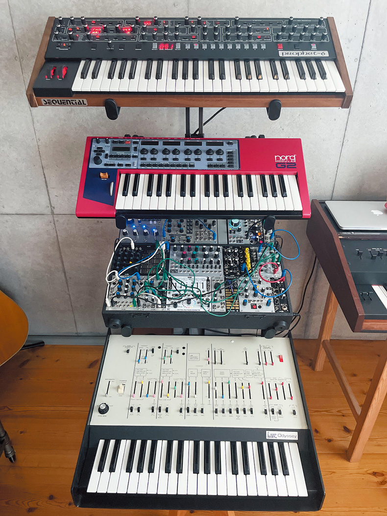 ラックの最上段にはSEQUENTIAL Prophet-6がスタンバイ。その下段にはデジタル・モジュラー・シンセのNORD Nord Modular G2、モジュラー・シンセのMAKE NOISEやMUTABLE INSTRUMENTSなどを格納したユーロラック、そしてアナログ・シンセのARP Odysseyを配置する