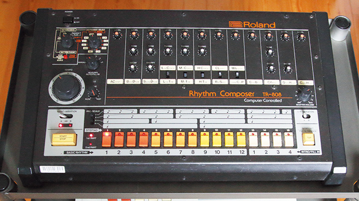 リズム・マシンのROLAND TR-808