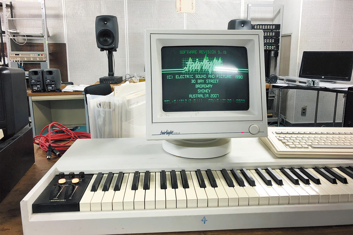 「Fairlight Bright」で活用したデジタル・シンセ、FAIRLIGHT CMI Series III。九州大学に保管されているものを使用し、同作に収録したという