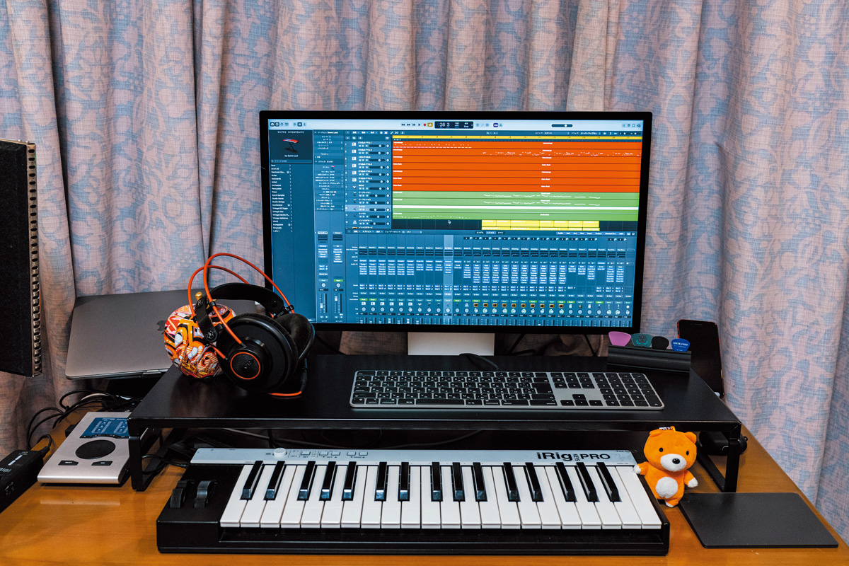 煮ル果実のプライベート・スタジオにあるメイン・デスク。MIDIキーボードはIK MULTIMEDIA IRig Keys Proを使用