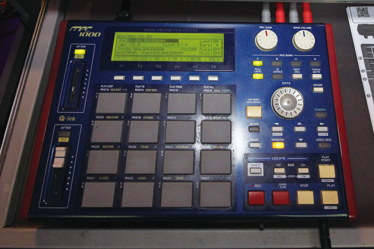 コリアタウンが最も使い慣れているという制作用の機材、AKAI PROFESSIONAL MPC1000