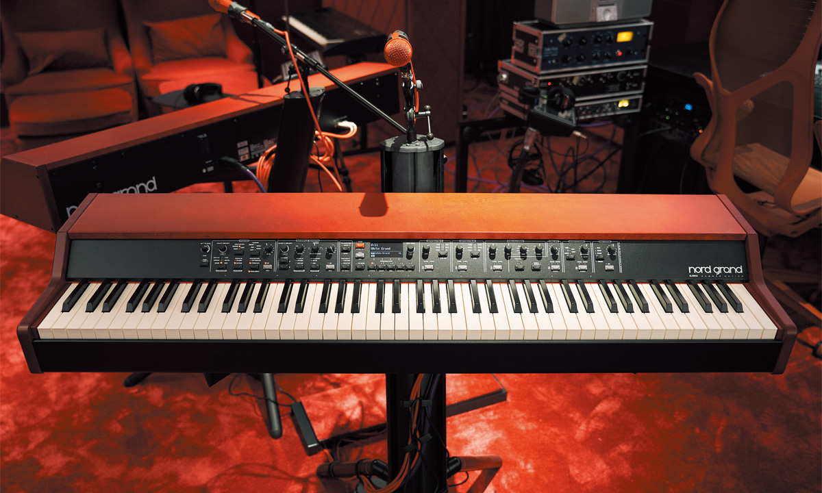 ステージ・ピアノのNORD Nord Grand。手前と奥で計2台あり、セッション時に向かい合わせになるように設置している