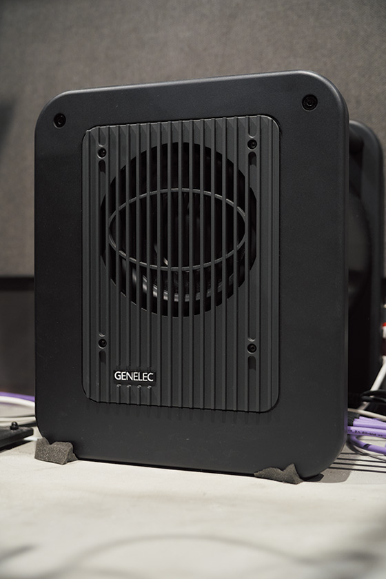 サブウーファーのGENELEC 7350APM。スタジオの下地にコンクリートを敷いたことにより、低域がタイトに聴こえるのだそう