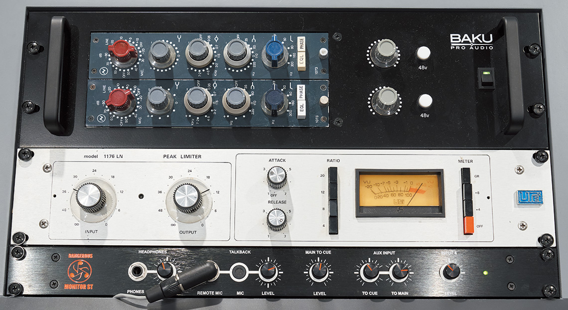 メインデスク上に設置された左側のラックには、Neve 1073×2台、Urei 1176LN、DANGEROUS MUSIC MONITOR STをセット