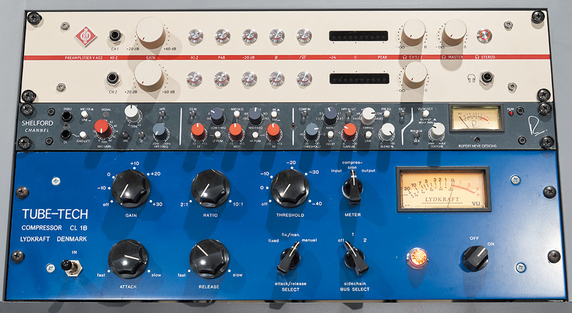 メインデスク上に設置された右側のラックには、NEUMANN V 402、RUPERT NEVE DESIGNS SHELFORD CHANNEL、TUBE-TECH CL 1Bを格納