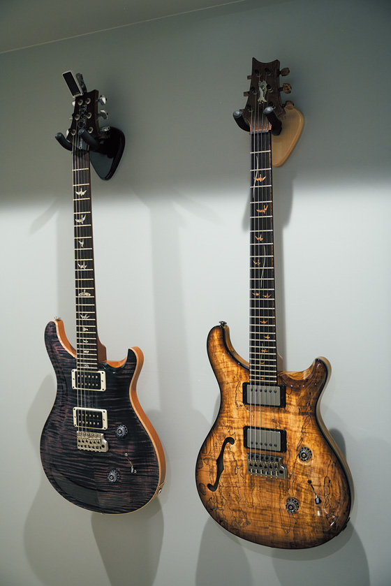 左からPRS Guitar Custom 24、PRS Guitars Private Stock