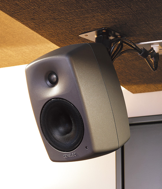 天井には5.1chサラウンドのモニタリング用にGENELEC 8330Aを5台設置