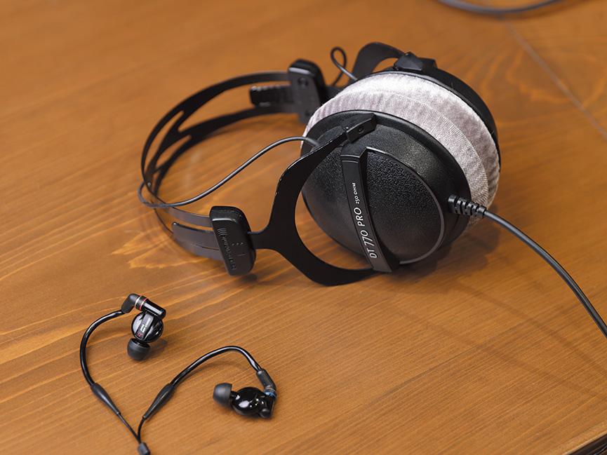 音色の確認のためにイヤホン、ヘッドホンも使用。左はSONY MDR-EX800ST、右はbeyerdynamic DT 770 PRO