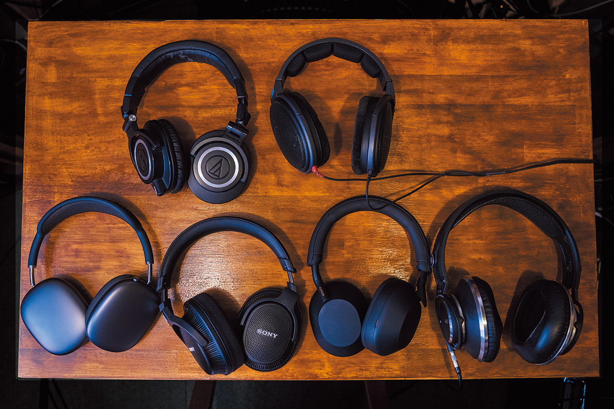 左上から時計回りにaudio-technica ATH-M50x、SENNHEISER HD 600、AKG K872、SONY WH-1000XM5、MDR-MV1、Apple AirPods Max