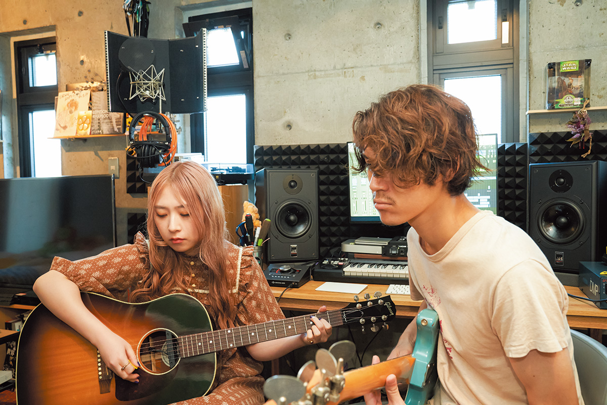 GLIM SPANKY：松尾レミ（vo、g）と亀本寛貴（g）