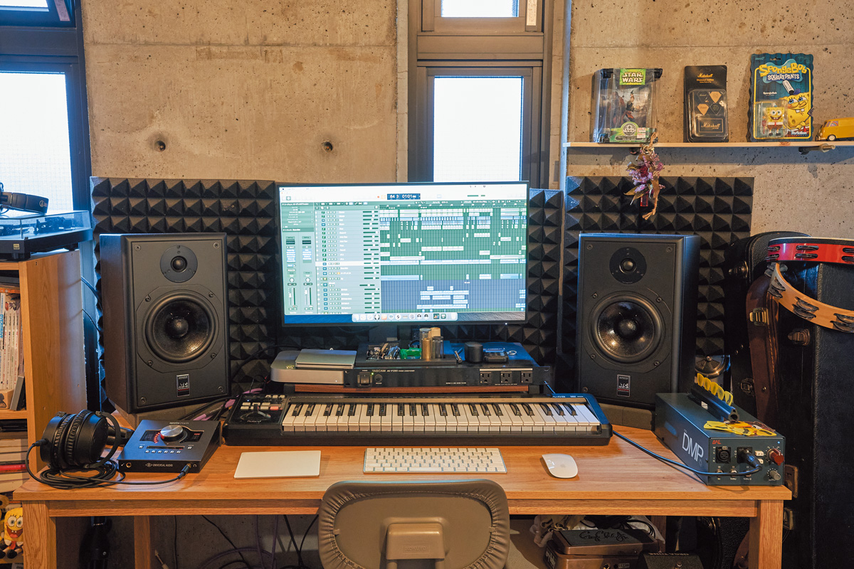 メインデスク。コンピューターはApple Mac Miniで、DAWはApple Logic Pro、MIDIキーボードはRoland A-49を使用。ディスプレイの下にはTASCAM AV-P250（パワーコンディショナー）を設置している