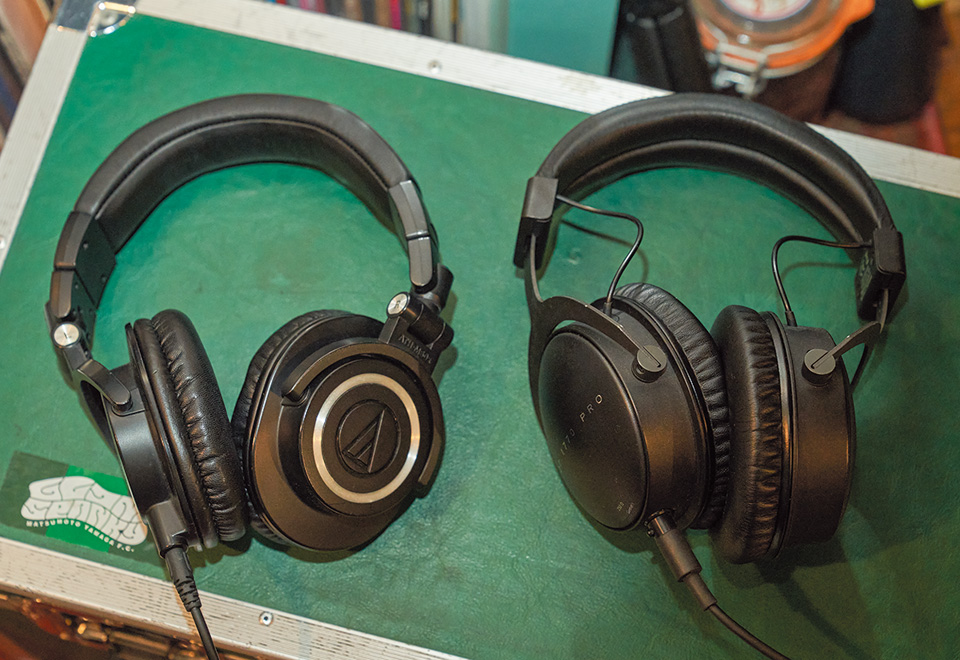 モニターヘッドホンは、左からaudio-technica ATH-M50X、beyerdynamic DT 1770 PRO。ボーカルの聴こえ方やステレオ感を確認するために両者を使い分けているという