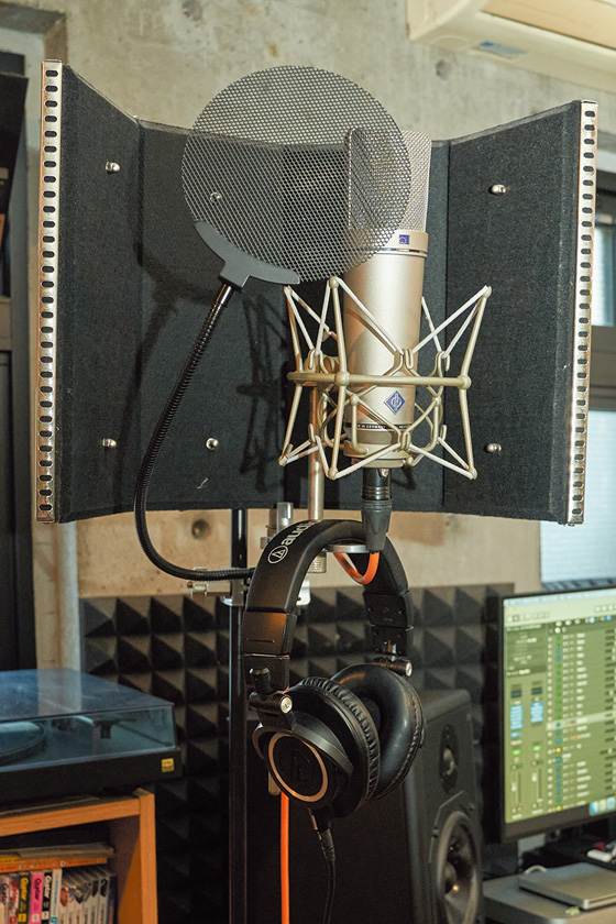 デスク左手のマイクスタンドにはNEUMANN U 87 Aiをセット。メインマイクとして使用している