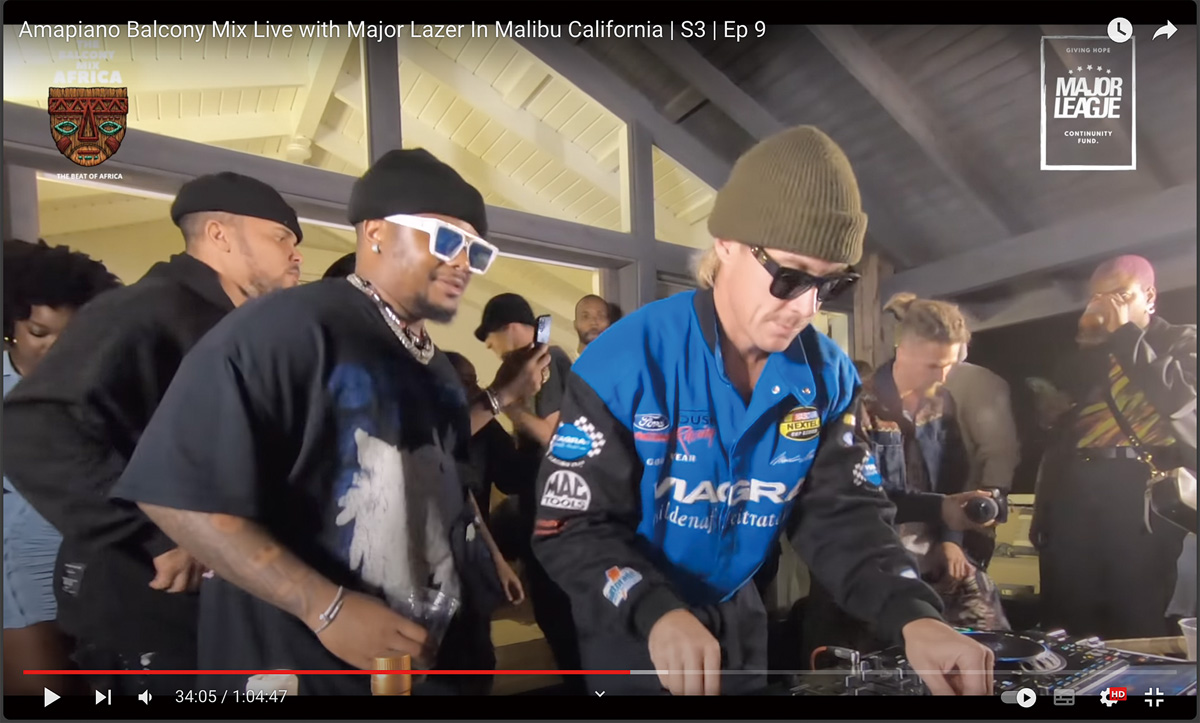 2021年10月16日に、南アフリカのアマピアノDJデュオMajor League DJzのYouTubeチャンネルで公開された“Amapiano Balcony Mix”の様子。ゲストDJにディプロが登場して話題となった