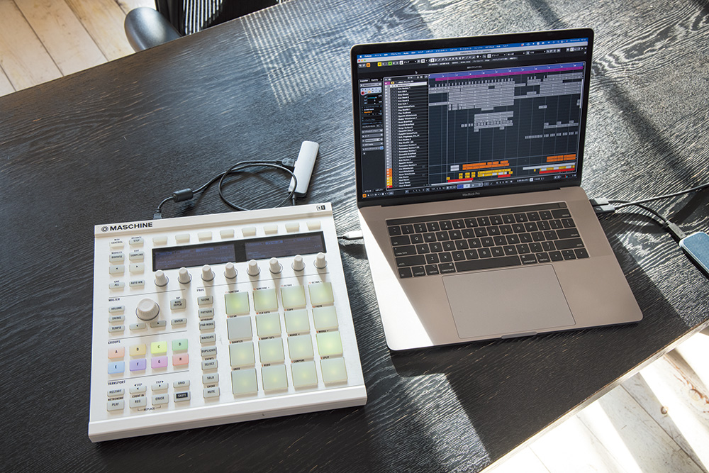 ausがドラム打ち込みに愛用するNATIVE INSTRUMENTS MASCHINE MK2。右のMacにはsteinberg  CUBASEを立ち上げている