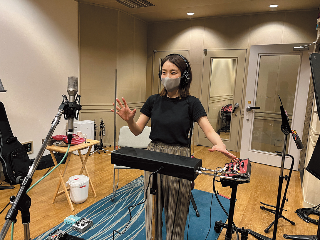 スタジオファインでテルミンを演奏する土岐