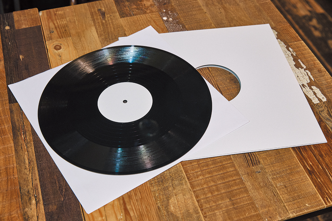 鈴木制作のブレイクビーツを収録したアナログ盤