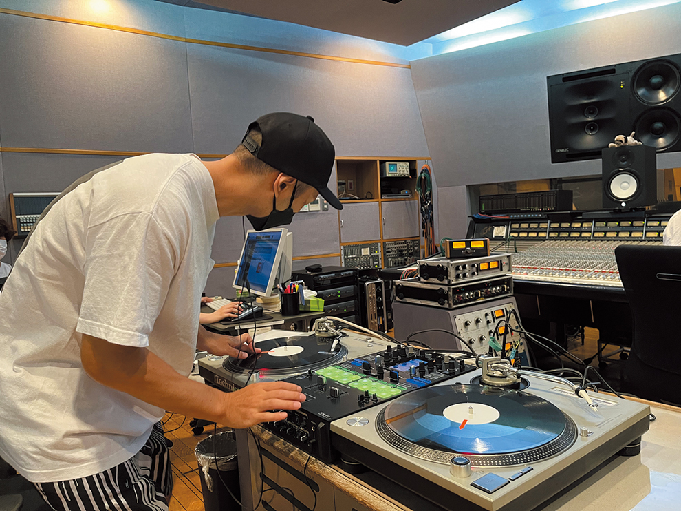 DJ IZOHによるスクラッチの録音