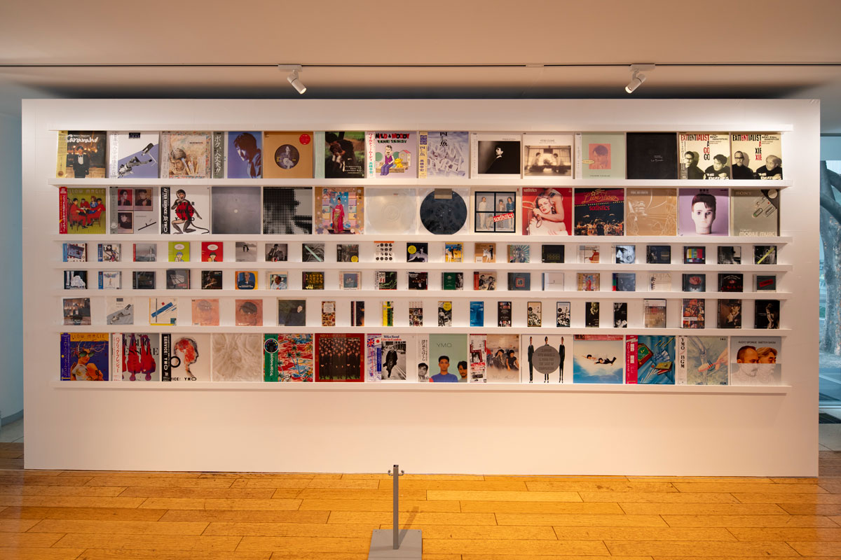 レコードやCDジャケットのほか、ポスターなども多数（Photo by Daisuke Ohki）
