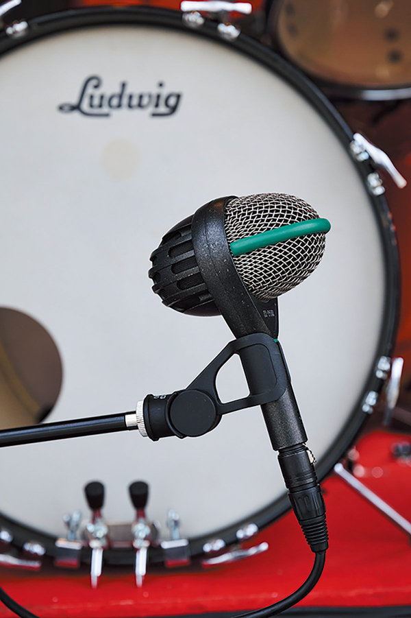 AKG D112
