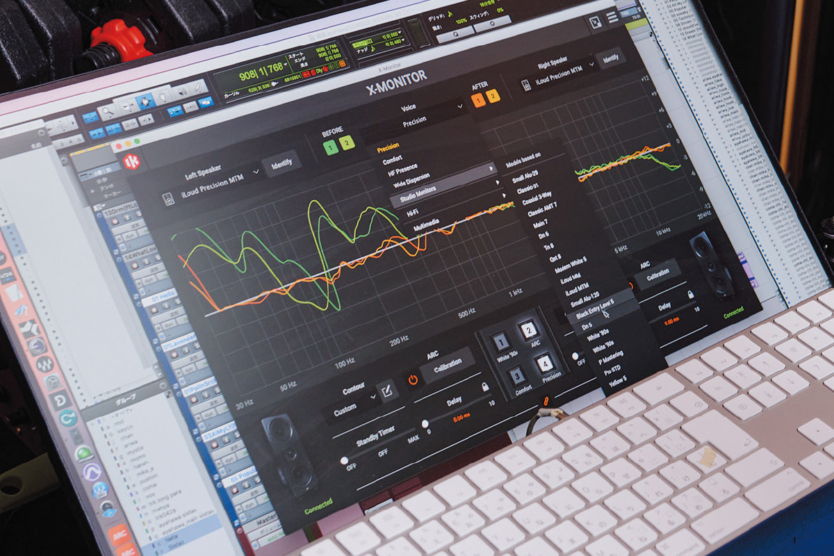 iLoud Precision/iLoud MTM MKII専用アプリ、X-Monitorを扱っているところ。X-Monitorではキャリブレーションのほか、20種類以上のモニター・スピーカーの周波数、位相特性のエミュレーションなどから成るサウンド設定“Voice”の選択、周波数レスポンス・カーブのカスタムなどが行える