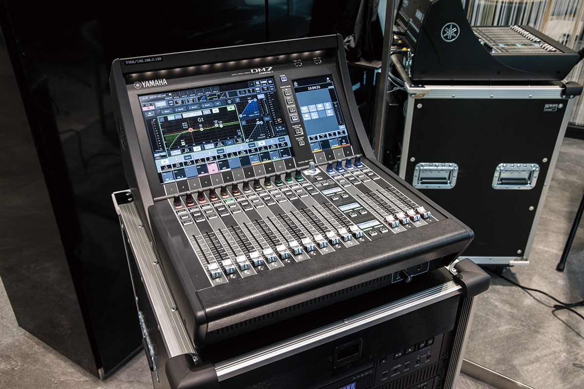 施設内にはデジタル・ミキサーYamaha DM7 Compactも装備されており、システムに組み込んで使用することが可能となっている