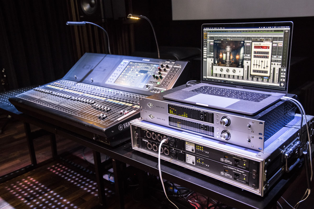 発表会のシステム。コンソールはYAMAHA QL5で、ネットワーク・スイッチS WP1を介して2台のApollo x16Dと接続。インサート×24ch＋センドのステレオエフェクト×4系統を使用できる環境だ
