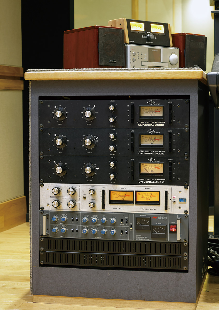 スタジオBのコンソール左横のラックには、コンプレッサーのUNIVERSAL AUDIO 1176LN×３、UREI 1178、NEVE 33609Cが収納されている