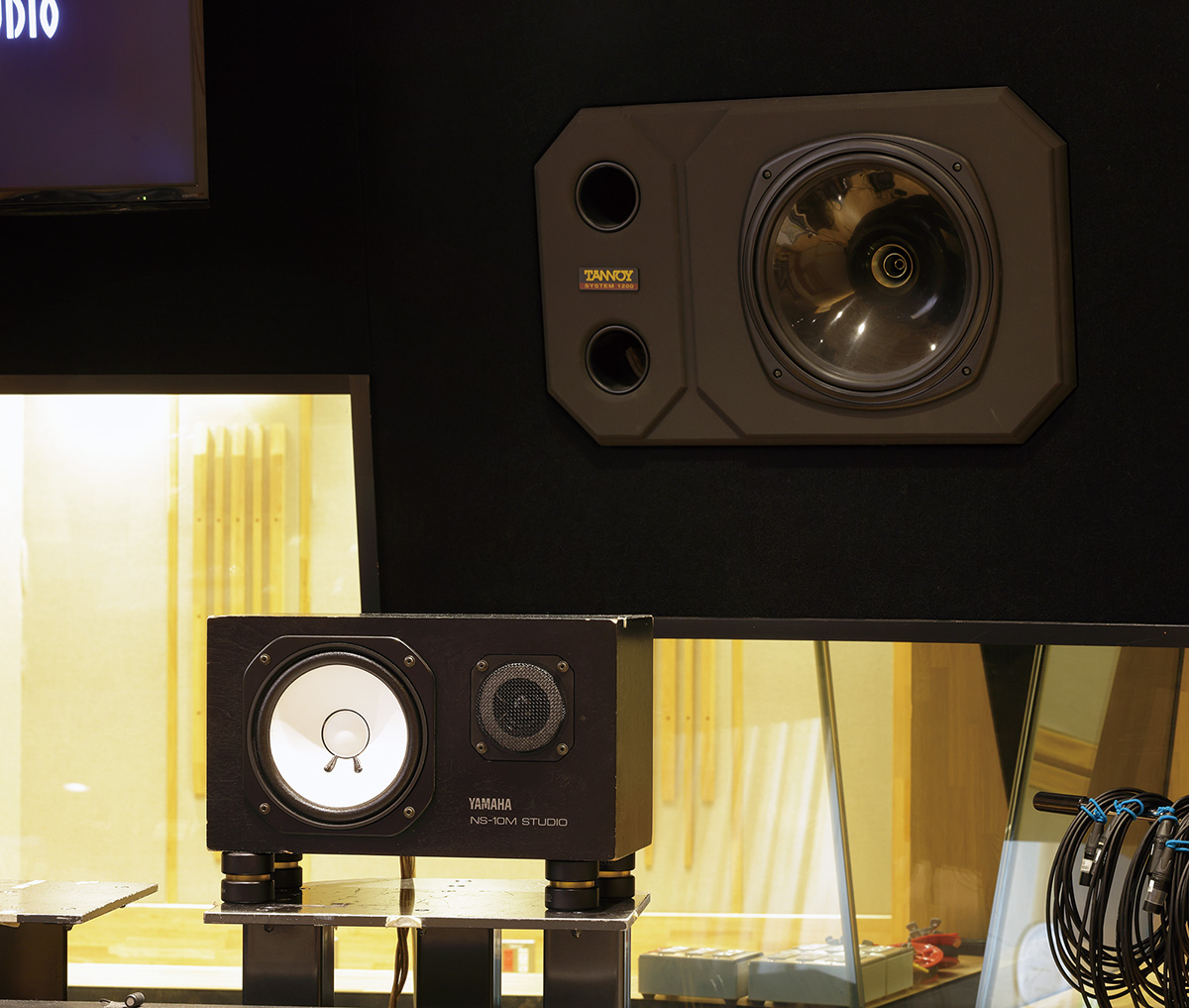スタジオBのラージ・スピーカーは、TANNOY SYSTEM1200が埋め込まれており、ニアフィールドには、YAMAHA NS-10Mがセッティングされていた