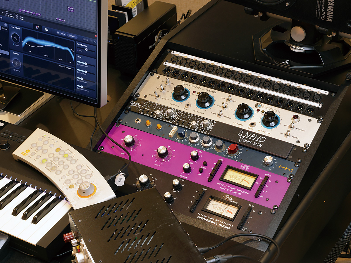 デスク右側に格納された機材。一番上がパッチ・ベイで、その下にSUMMIT AUDIO TPA-200B、NPNG DMP-2NW、BRENT AVERILL 1073、PURPLE AUDIO MC77、UNIVERSAL AUDIO 1176LNが収められている