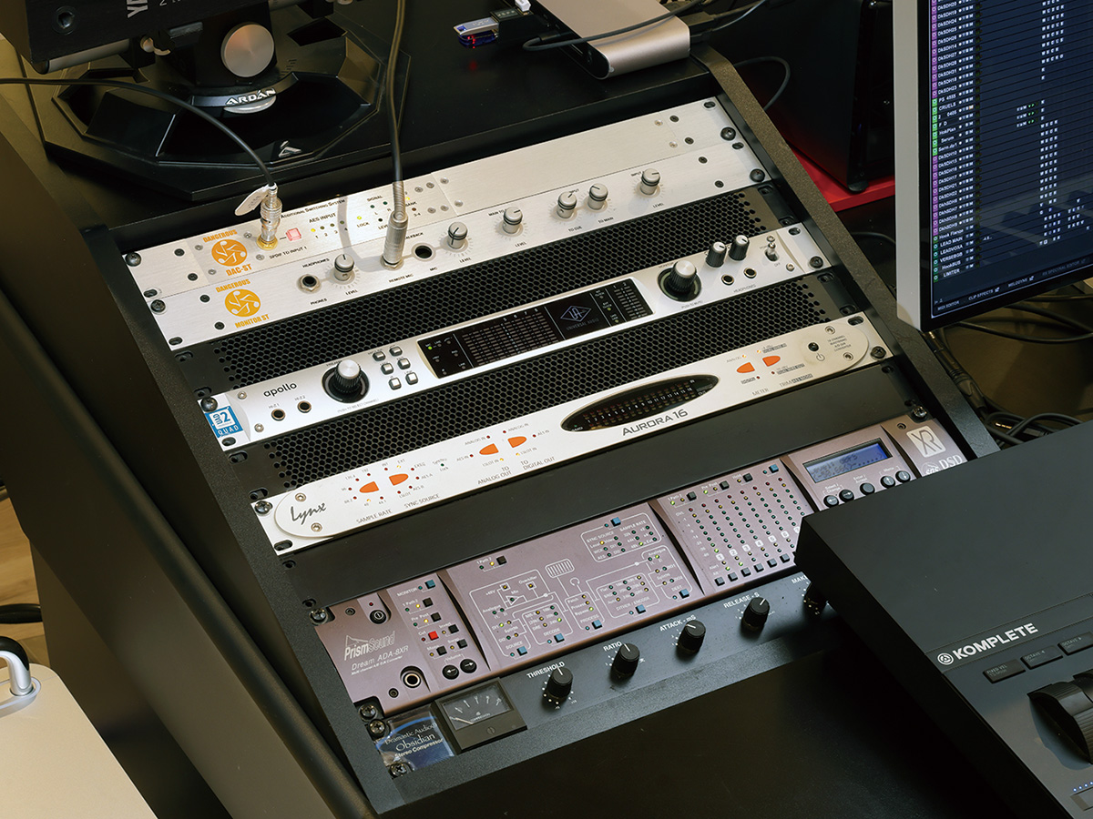 デスク左側のラックには、上からDANGEROUS MUSIC DAC ST、Monitor ST、UNIVERSAL AUDIO Apollo、LYNX STUDIO TECHNOLO GY Aurora 16、PRISM SOUND ADA-8XR、DRAMASTIC AUDIO Obsidian