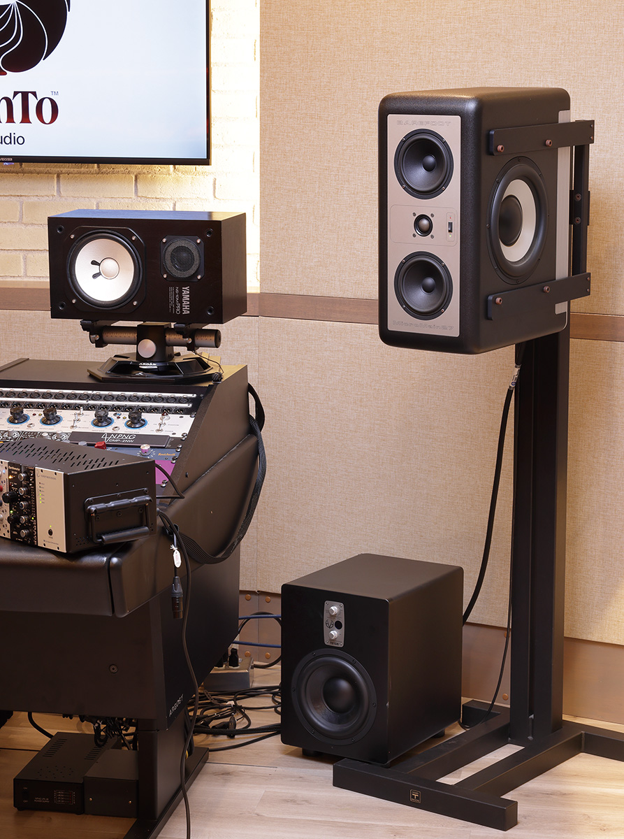 モニター・スピーカーは、内側にYAMAHA NS-10M Proを、外側にBAREFOOT SOUND MicroMain 27、サブウーファーにはEVE AUDIO TS108を用意している