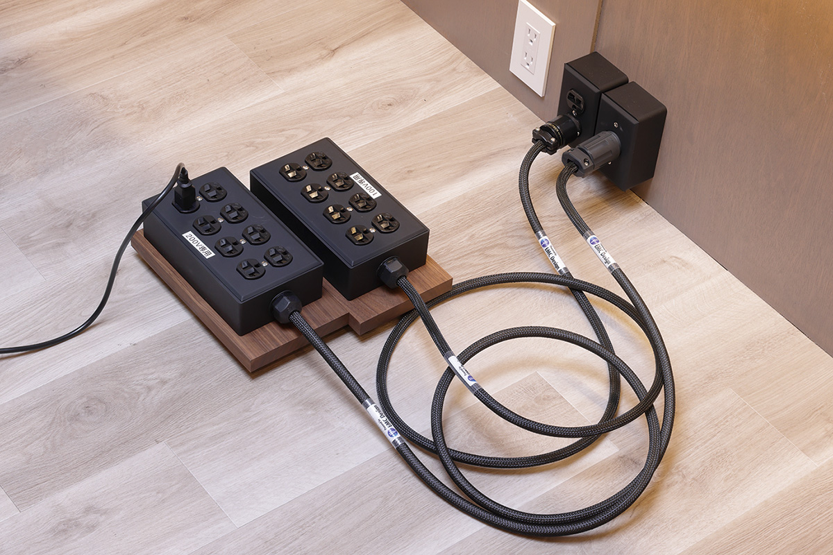 電源ケーブル、タップはEMC設計オリジナルのもので、100Vと200Vを別口で用意。電源口も雑電と分けている