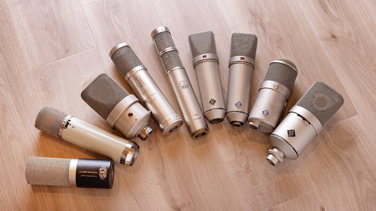 スタジオに常設されたマイク。左からAUDIO-TECHNICA AT5040（Jeffの刻印入り）、TELEFUNKEN Ela M 251 E、NEUMANN M 49、BRAUNER VM-1（Klaus Heyne Edition）、AKG C24、NEUMANN U 67（Klaus Heyne Custom）×2、 U 47 FET I、M 149 Tube