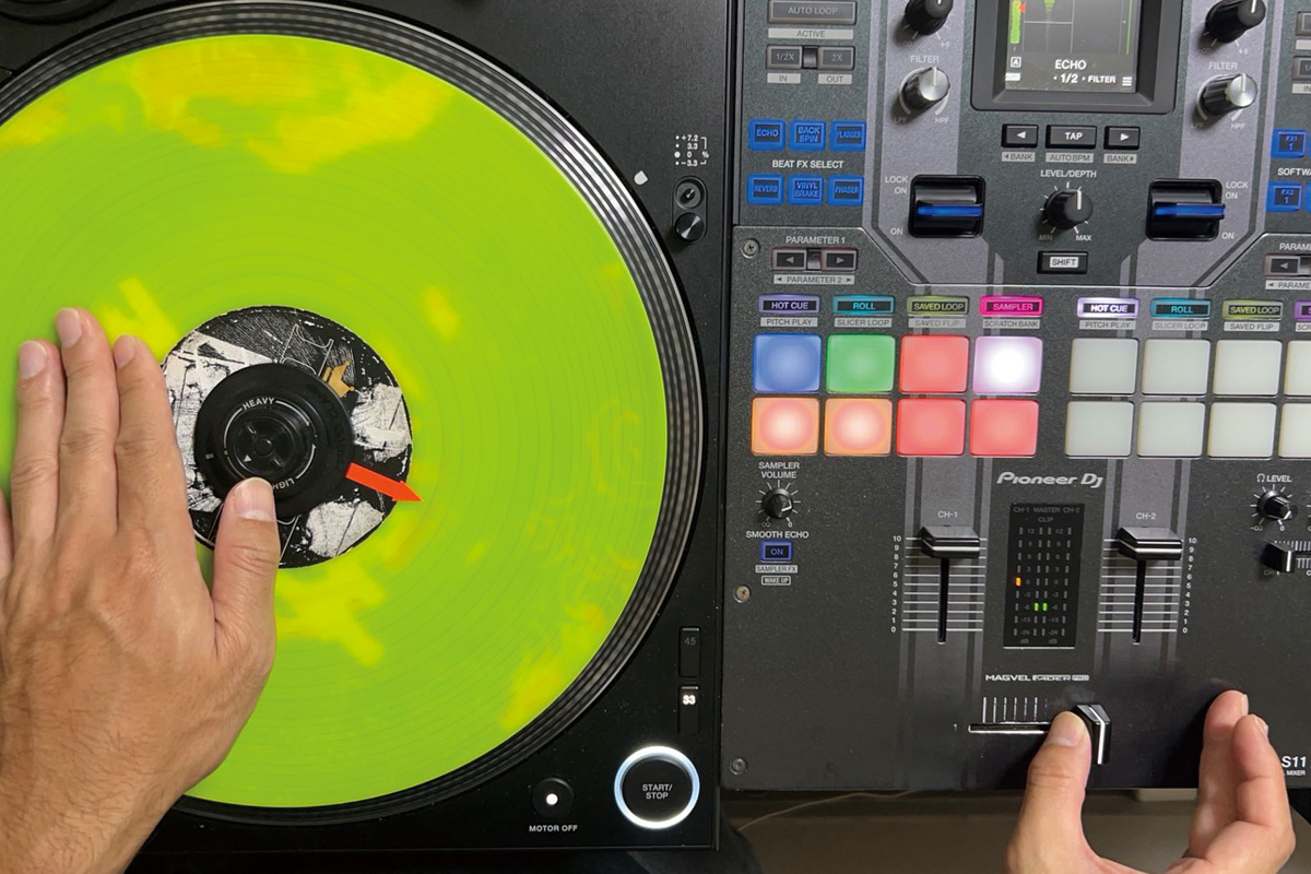 ②レコードを押し出すときにフェーダーを親指でクローズ方向へ動かす。レコードの押しと引きの折り返し地点でちょうどクローズになるように調整しよう