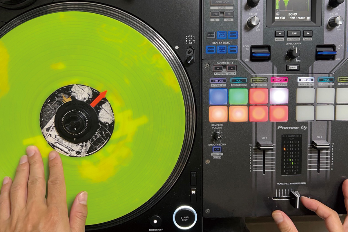 ③レコードを引くときに、人差し指を使ってクロスフェーダーをオープンの方向へ戻す。押しの音、引きの音はいずれも聴かせるように意識しよう